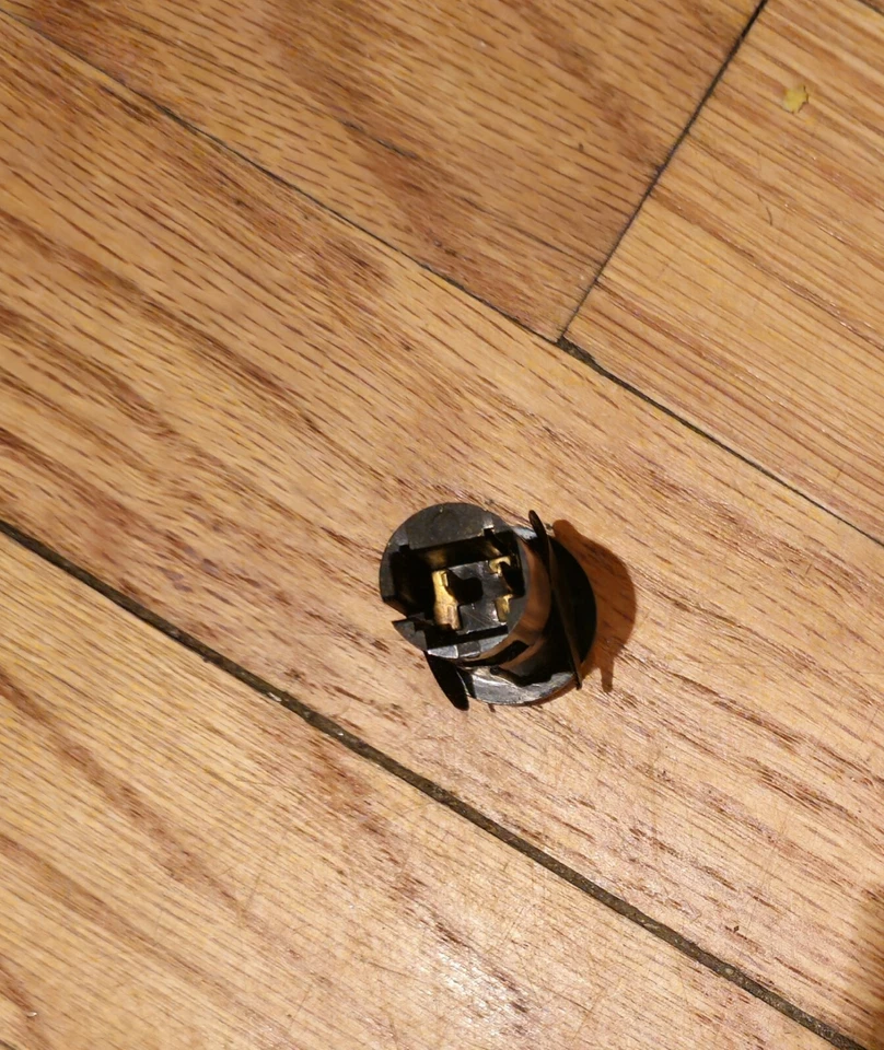 Pontiac Grand Prix 2002 interruptor de liberación de tapa de maletero Foto 3 de 4