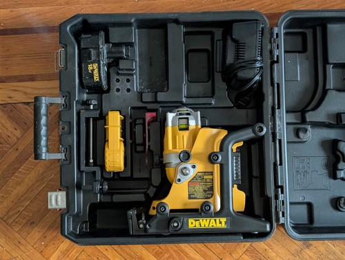 DeWalt DW073, 18V Akku-Rotationslaser, Akku, Ladegerät, Zielkarte und mehr