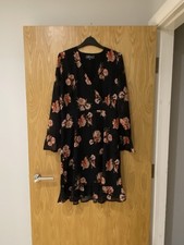 Women’s Size 12 Beautiful Floral Sosander Dress