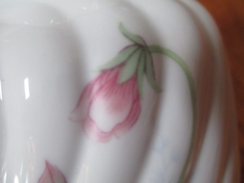 BORDE DE COLECCIÓN RECORTADO/FESTONELADO DORADO, JARRÓN DE PORCELANA FLORAL ROSA ESTAMPADO EN REMOLINO BLANCO - Imagen 4 de 10