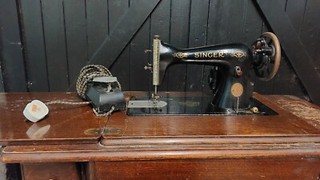 Antique vintage 1930s Singer sewing machine table electric