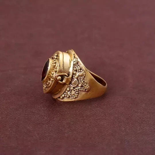 Anillo venenoso granate natural. Anillo caja oculta granate oro Foto 3 de 4