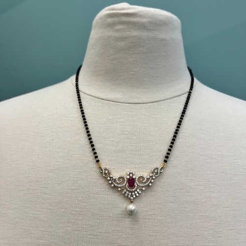 18 Zoll elegante schwarze Perlenkette mit einzigartigen Anhängern - Statement Stück - Bild 1 von 7