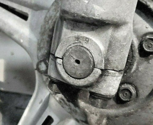 HONDA SUPERDREAM CB250N CB400N - ORIGINAL VORDERRAD SPINDELHALTER 9501441000