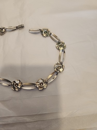 Vintage Unsigned Silver-toned Flower Modernist Necklace - Picture 14 of 16