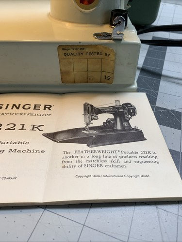 Vintage Singer 221K White Featherweight Great Britain - EV930387- Works + Case - Picture 8 of 16