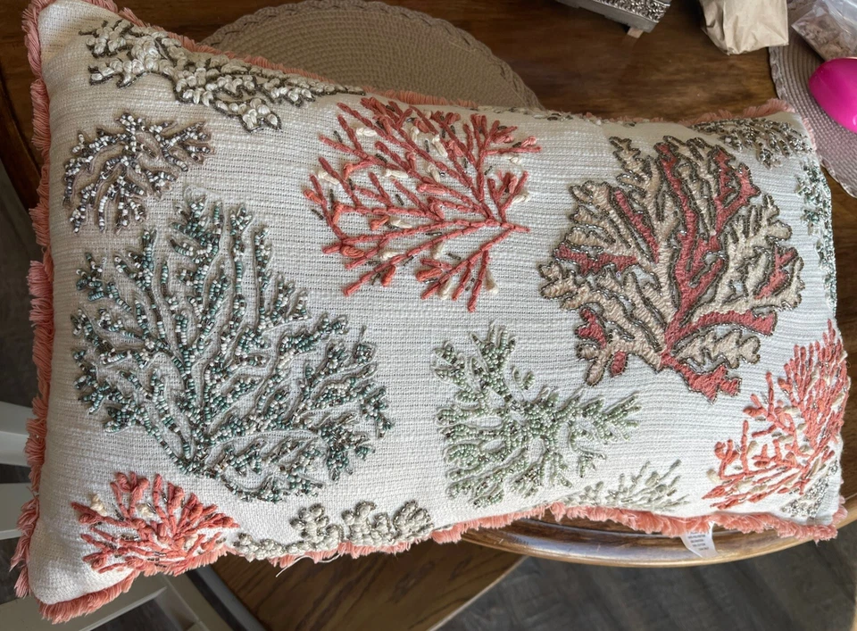 Almohada bordada con cuentas coral marino gris melocotón crema océano Foto 2 de 4