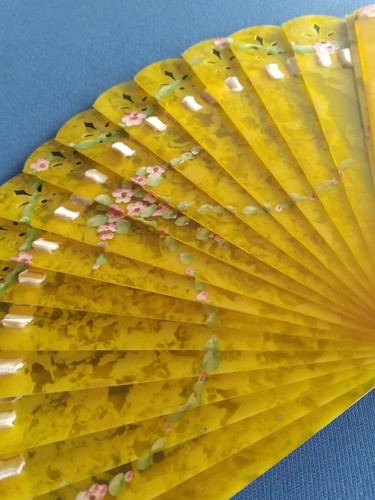 ANTIQUE BEAUTIFUL HAND PAINTED FLOWERS CELLULOID LUCITE PLASTIC SMALL FAN IN BOX - Picture 3 of 7