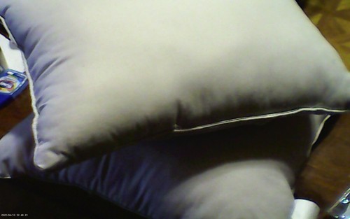 3 Bedding/Couch Polyester Throw Pillows-2 soft crinkle, 1 plain - Bild 4 von 6