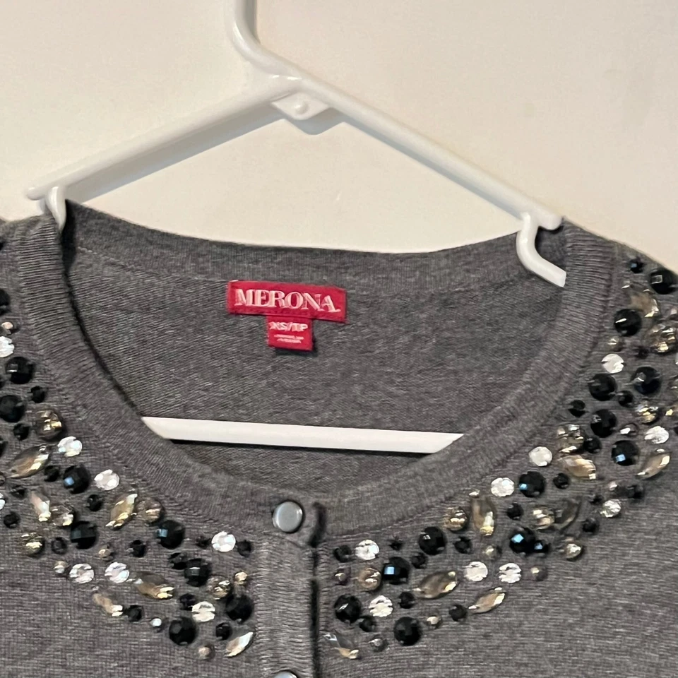 Cárdigan suéter Merona para mujer talla XS gris con joyas tachuelas nailon rayón Foto 2 de 4