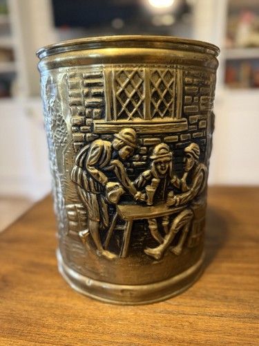 Vintage Peerage geprägt gehämmert Messing Deko Behälter mit Tavernenszene  - Bild 4 von 7