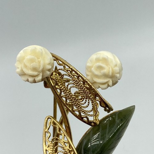 Spilla vintage tono oro filigrana intagliata rose bianche foglia giada spilla bouquet 1 3/4" L - Foto 2 di 7