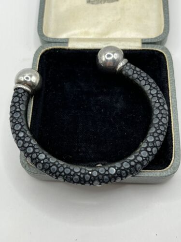 Black Stingray Leather & 925 Sterling Silver Torque Bangle Bracelet - Foto 1 di 11
