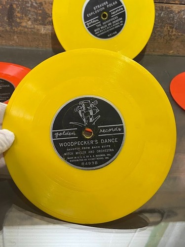 Dischi d'oro tra cui Topolino, danza dei picchi, polka Disney - Foto 8 di 23