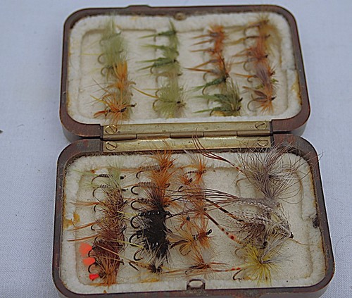 3.7/8" Hardy Neroda No-8 DRY/Wet fly box with selection off May & Dry flies - Picture 7 of 9