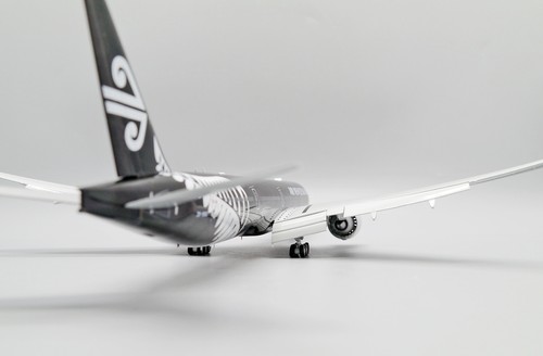 JC Wings 1:200 Air New Zealand B777-300(ER) “All Blacks – Flaps Down” ZK-OKQ - Bild 9 von 12