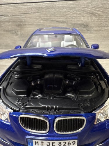 Paragon 1/18 Scale BMW M5 San Marino Blue Dealer Edition - Picture 11 of 14