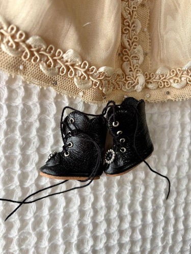 Bru Jne Biskuit Puppe Künstler Reproduktion mit Seidenkleid und Zubehör - Bild 7 von 10