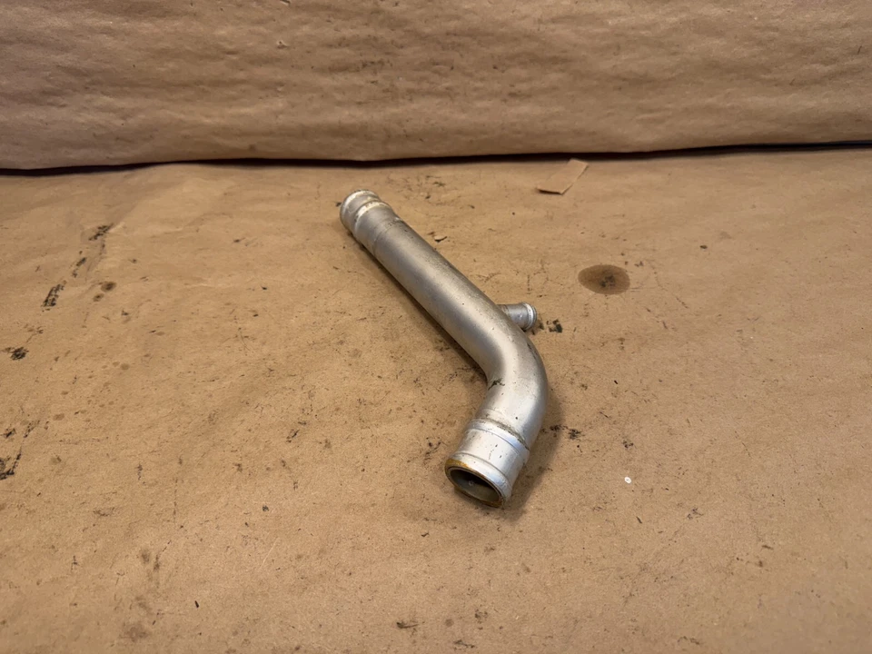 Tubo de refrigerante derecho Ferrari Testarossa OEM PN 121121 Foto 2 de 4