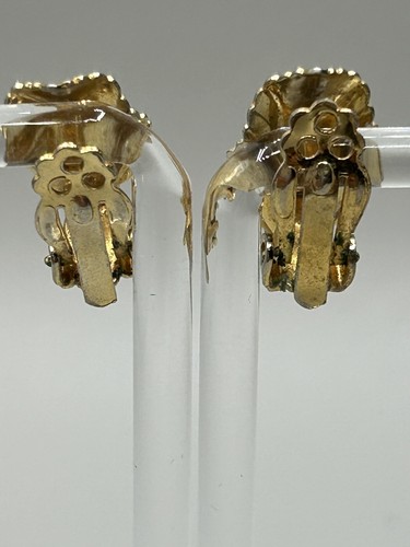 Gold-tone Clip-on Earrings Unmarked Delicate Leaf with Cluster of 4 Rhinestones - Picture 4 of 8