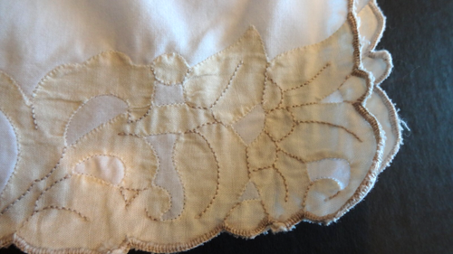 Collection of Fine Vintage Linens Tablecloth and Placemats - Picture 4 of 14