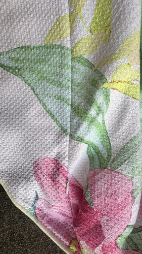 Toalla reversible Love Shack Fancy X Hurley Waffle hawaiano hibisco arena libre - Imagen 8 de 14