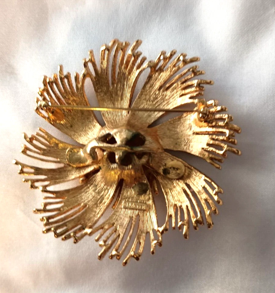VINTAGE MONET GOLD TONE CORDELIA SPRAY FLOWER BOOK PIECE BROOCH PIN JEWELRY - Image 3 of 3