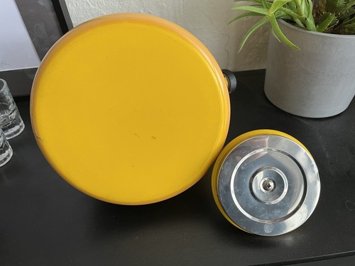 Le Creuset Halo Stove Kettle Tea Pot 1.5 Quarts Sun Yellow Flame Ombre Dijon - Picture 5 of 5