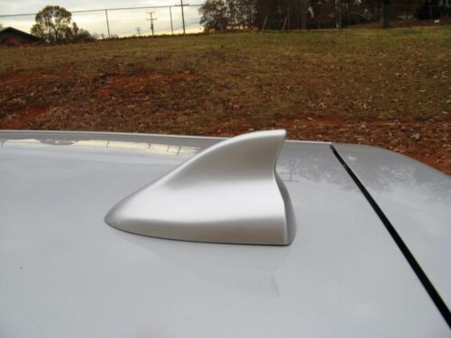 Antena funcional de aleta de tiburón AM/FM PLATEADA - Se adapta a: 2008-2015 Buick Enclave - Imagen 3 de 8