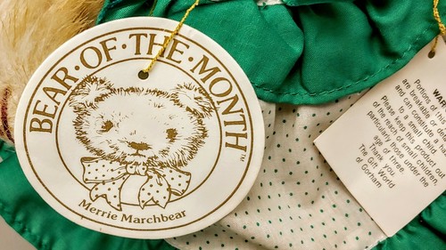 Gorham Plüschbär des Monats Merrie Marchbear 1986 gelenkt (977) grünes Kleid - Bild 2 von 11