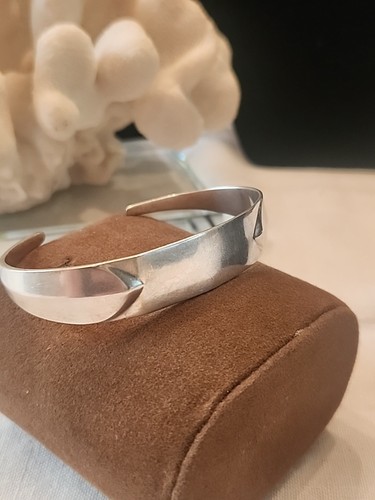 Lot 8 • Vintage Reed and Barton sterling silver cuff bracelet • Dated 1975 - Picture 5 of 12
