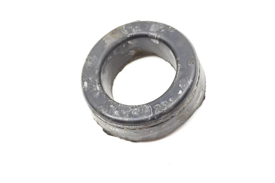 14-16 MERCEDES-BENZ E63 AMG S — крепление пружины задней катушки / прокладка / втулка (верхняя) - Изображение 2 из 4