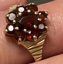 Vintage 9K (325) 3g of solid Gold with 9 x Garnets Cluster Dress Ring, Sz Q/R
