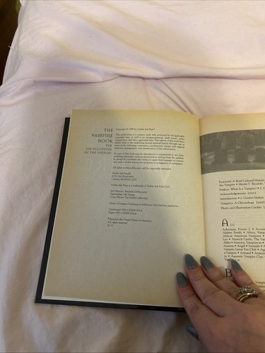 The Vampire Book The Encyclopedia of the Undead Gordon Melton 1999 Hardcover - Bild 8 von 10