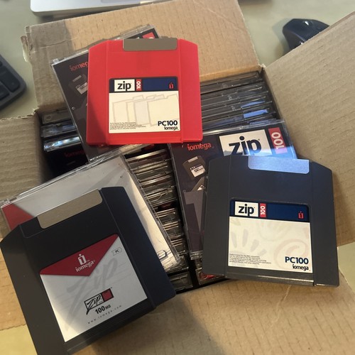 30 disques Iomega Zip 100 Mo. Tous avec étuis. 2 rouge, reste gris - Photo 3/3