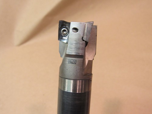Walter 1" indexable carbide face mill F4042.UT22.026.Z03.11 w/ CAT 40 holder - Picture 7 of 11