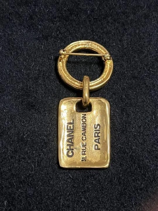Broche CHANEL Vintage Placa Logotipo Dorado Pequeño Tipo Columpio Fácil de Usar Usado Foto 4 de 4