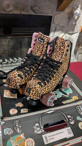 Moxi Jungle Rollschuhe Größe 8 Damen rosa Leopard mit Karton