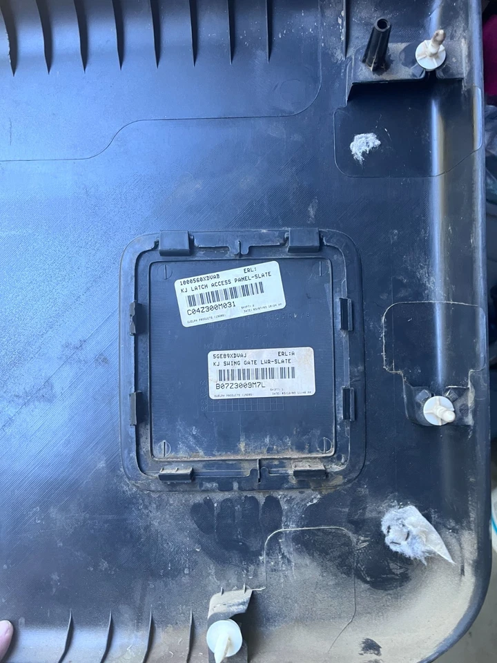 Jeep Liberty Sport 2002 puerta levadiza panel inferior fabricante de equipos originales Foto 3 de 3