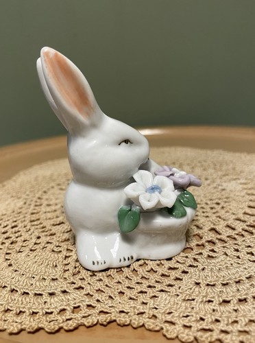 Vintage weißer Porzellanhase Kaninchen mit Porzellanblumen im Korb - Bild 4 von 5