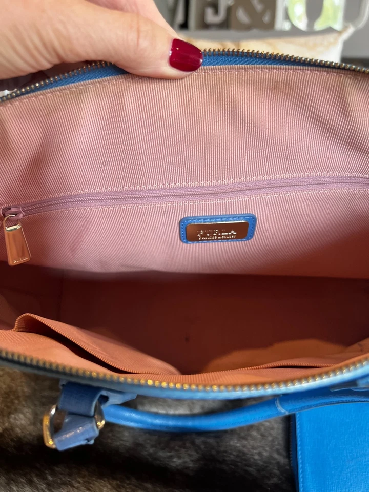 Cornflower blue spacious leather Furla Tote and matching purse with zipper. - Image 2 of 3