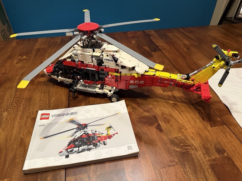LEGO TECHNIC: Airbus H175 Rescue Helicopter (42145)
