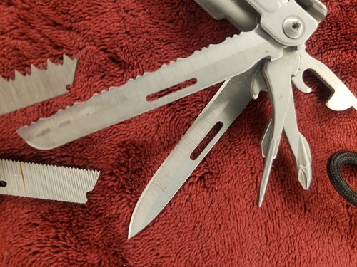 SOG PowerAccess Deluxe Multi-Tool Power Access with Sheath and LED flashlight - Picture 16 of 24