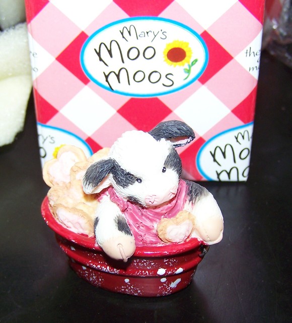 ENESCO'S MARY'S MOO MOOS MINI COW IN PAIL WITH COOKIES~CERAMIC FIGURINE~2X2