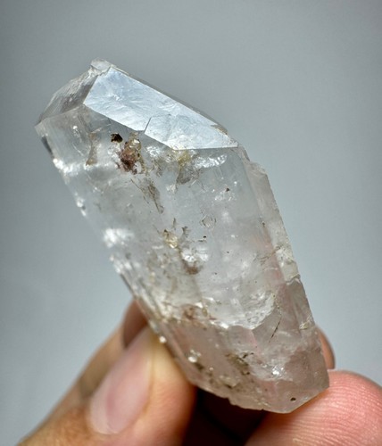Cristal de cuarzo con hilo de la Vía Láctea de doble terminación ultra raro de 56 quilates @ PAK - Imagen 9 de 10
