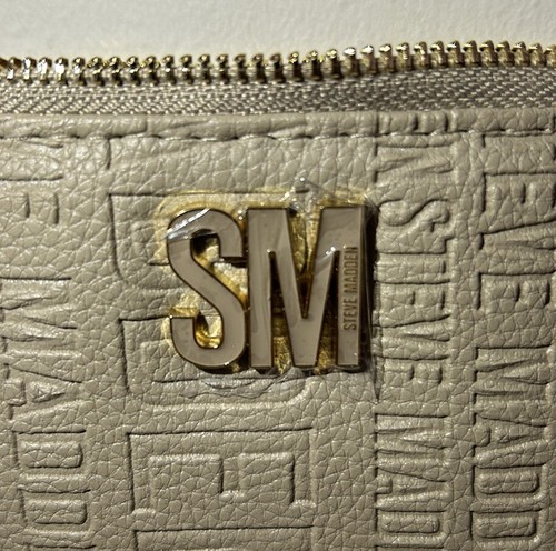 "Bolsa de pulsera en relieve con logotipo de topo STEVE MADDEN con mango de 10"" x 7,5" - Imagen 6 de 9