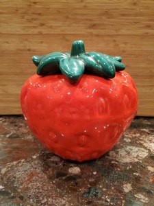 Strawberry-Cookie-Jar-Potteries-Vintage-Made-in-USA-Red-Green-Ceramic