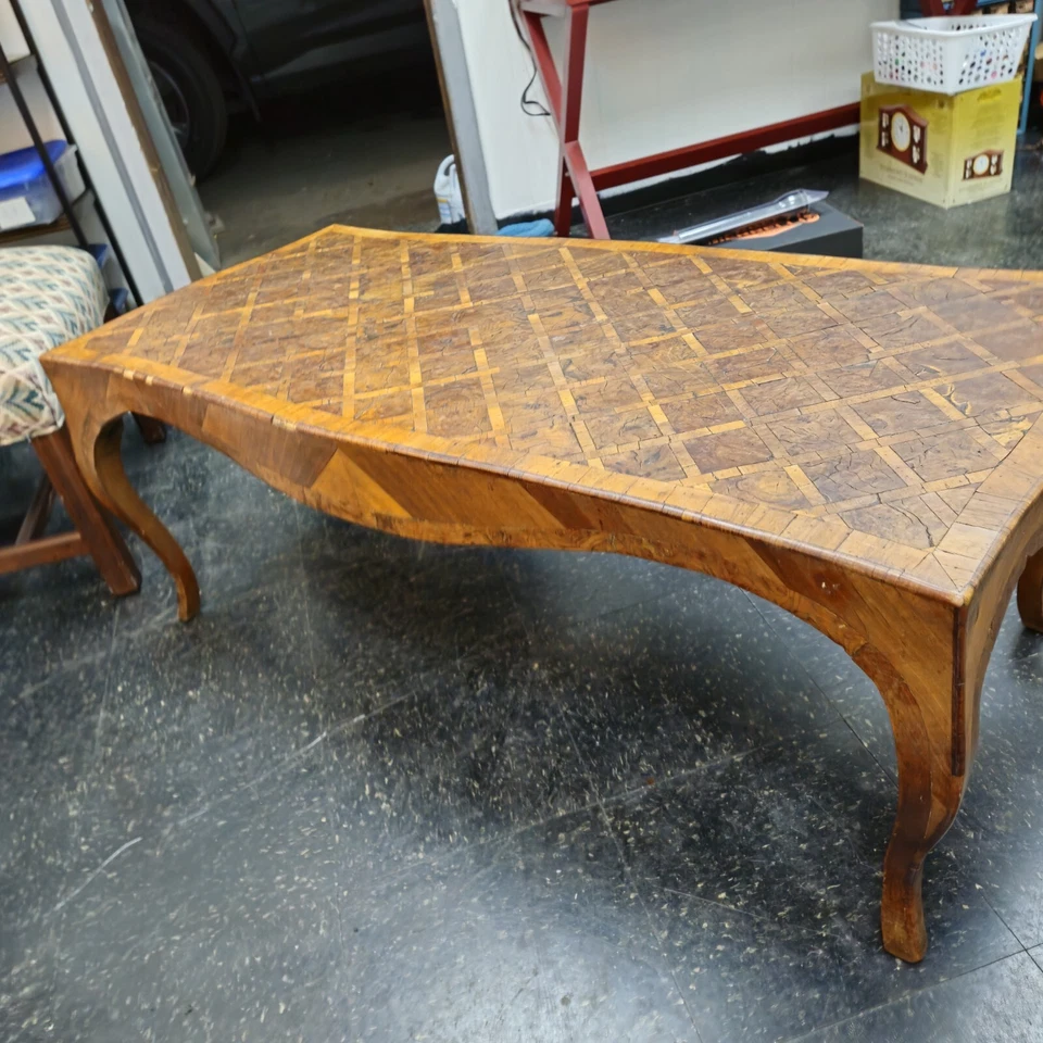 Mesa de cóctel de centro italiana vintage estilo Luis XV con incrustaciones de madera de nogal Foto 3 de 4