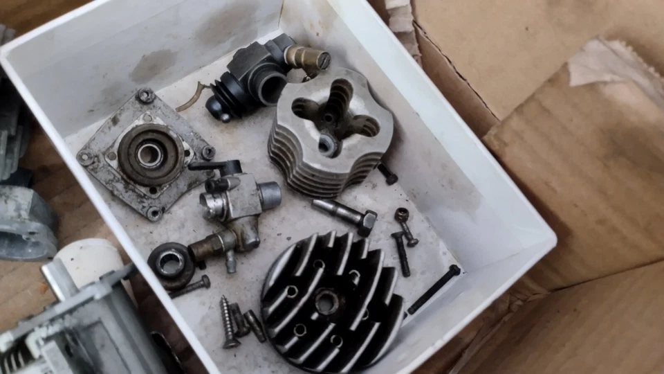 Lotto di pezzi / ricambi per motori scala 1:10.  Come da foto, visto e piaciuto. - Immagine 2 di 4