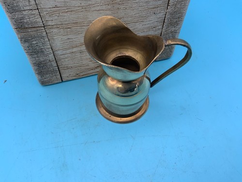 Jarra pequeña vintage de latón con caño ancho, limpia - Imagen 6 de 7